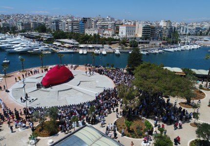 Pontus希腊种族灭绝纪念碑在比雷埃夫斯由Evangelos Marinakis揭幕