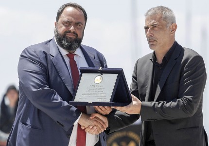 The donor mr Evangelos Marinakis received a honorary plaque by mr Yannis Moralis Mayor of Piraeus