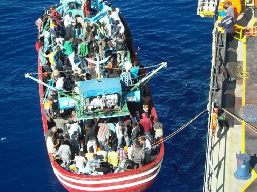 Agisilaos 号油轮协助地中海移民的救援